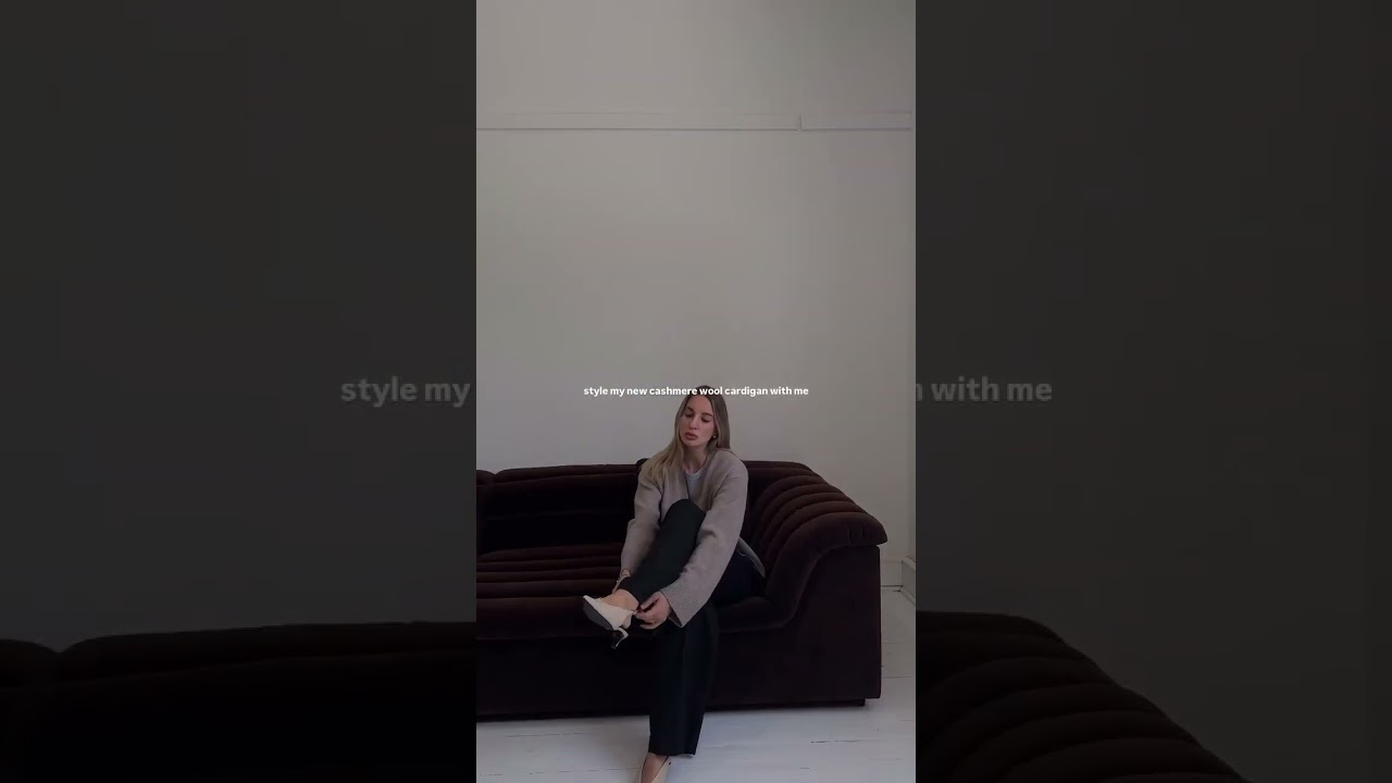 Effortlessly cozy in a Cropped Wool-Cashmere Blend Cardigan.🤎