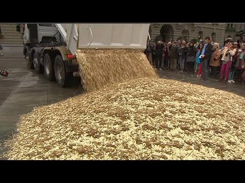 В Швейцарии деньги сыплют на улицы с грузовиков