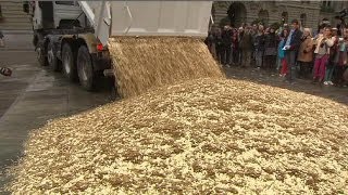 В Швейцарии деньги сыплют на улицы с грузовиков