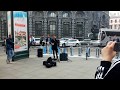 Круто Играет на скрипке у метро в СПБ