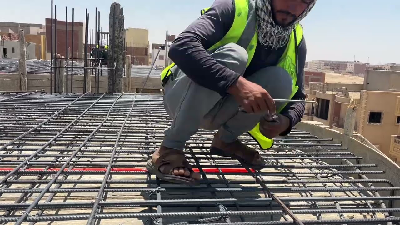 "الأولى للتطوير العقاري" تواصل أعمال حدادة سقف الدور الرابع بـ "فيلا 641" ببني سويف