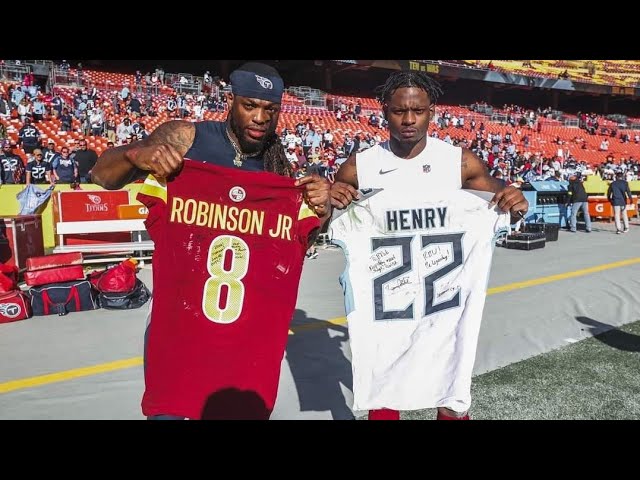 Watch: Ezekiel Elliott swap jerseys with Kareem Hunt 