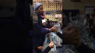 JR Smith hands out turkeys