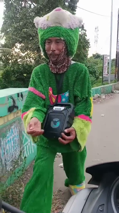 kasihan sudah kakek jadi badut karakter #shorts #kakek kakek #badutkarakter #sedih