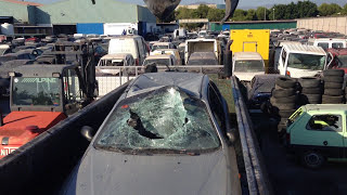 Aplastadora aplastando coche en Desguace