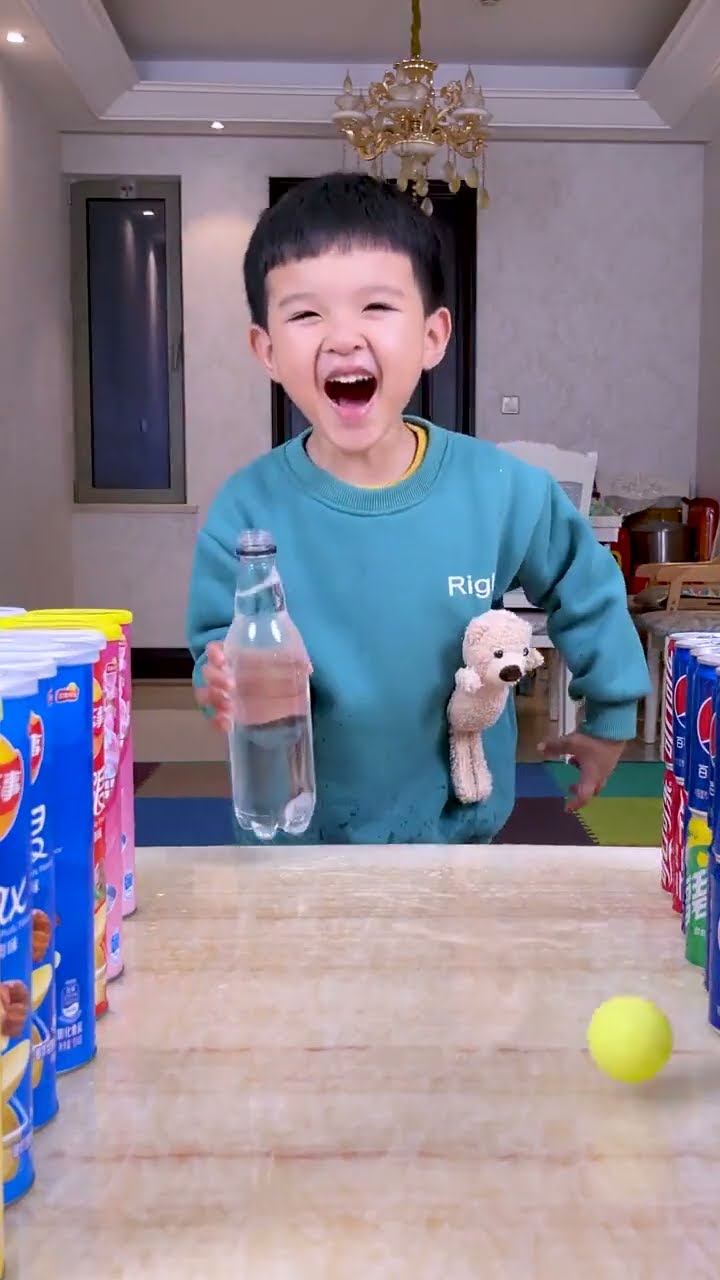 The challenge is to block a bottle of water with a ball. It's so exciting.#Funnyfamily#Partygames
