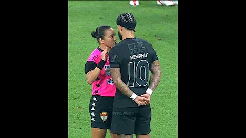 Depay fell in love with the referee 🤣🥰