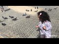 Анжелика бегает за голубями