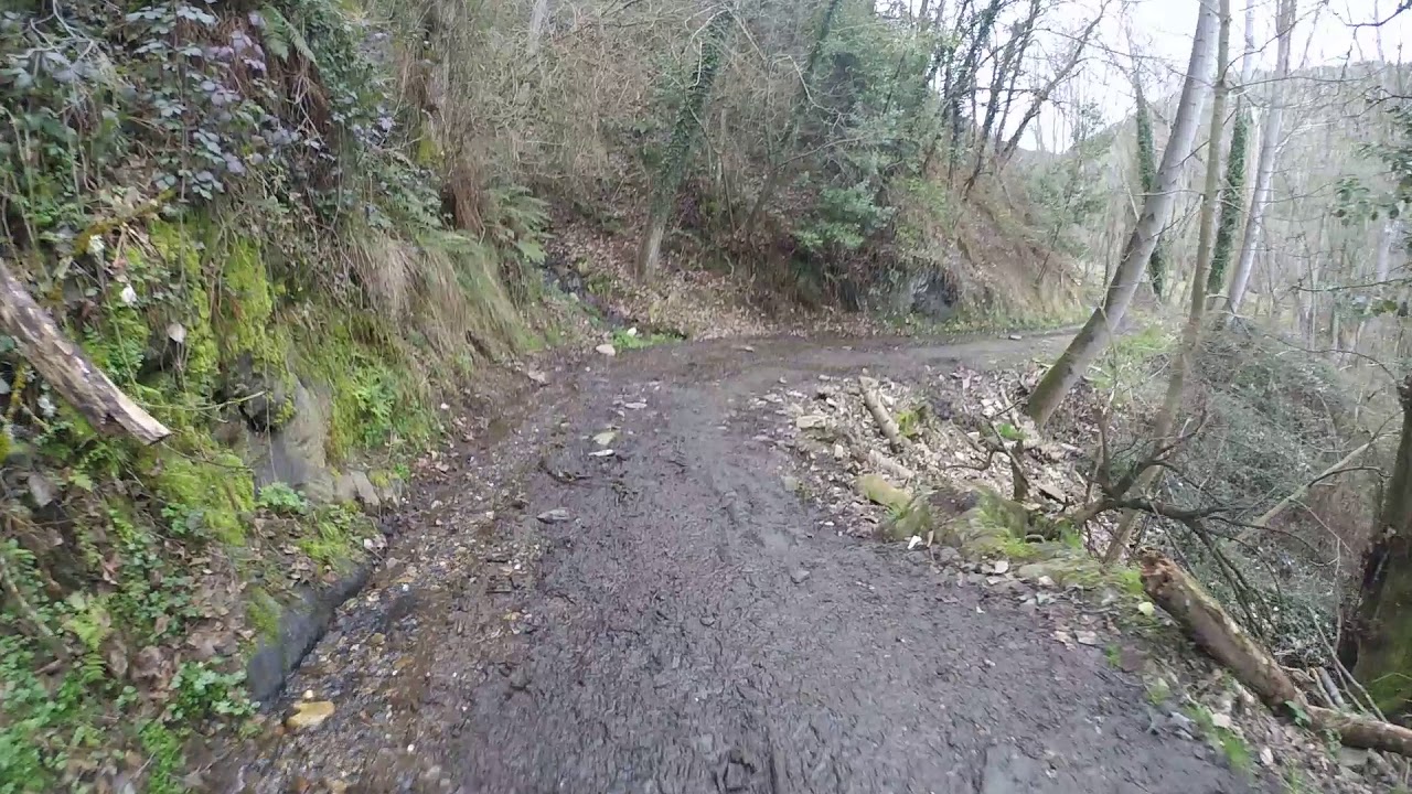 Camino a aldea abandonada de A Barxa - A Pobra do Brollón