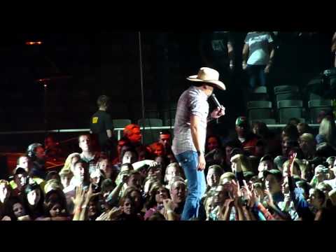 Dirt Road Anthem Live- Jason Aldean (HD)