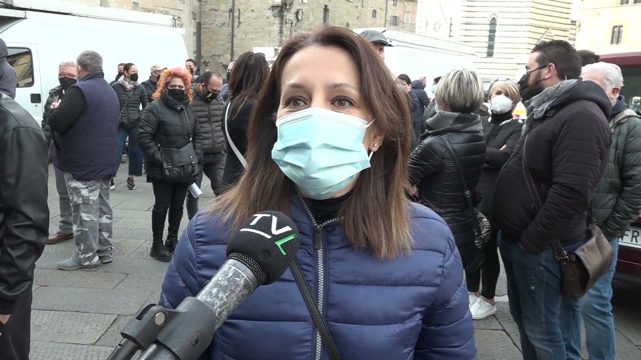 Pistoia: in piazza del Duomo la protesta degli ambulanti