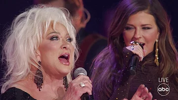 Tanya Tucker and Little Big Town Perform "Delta Dawn" - The CMA Awards