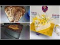 Decorando pastel de corazón en chantilly y flores naturales con relleno de fruta y queque marmoleado