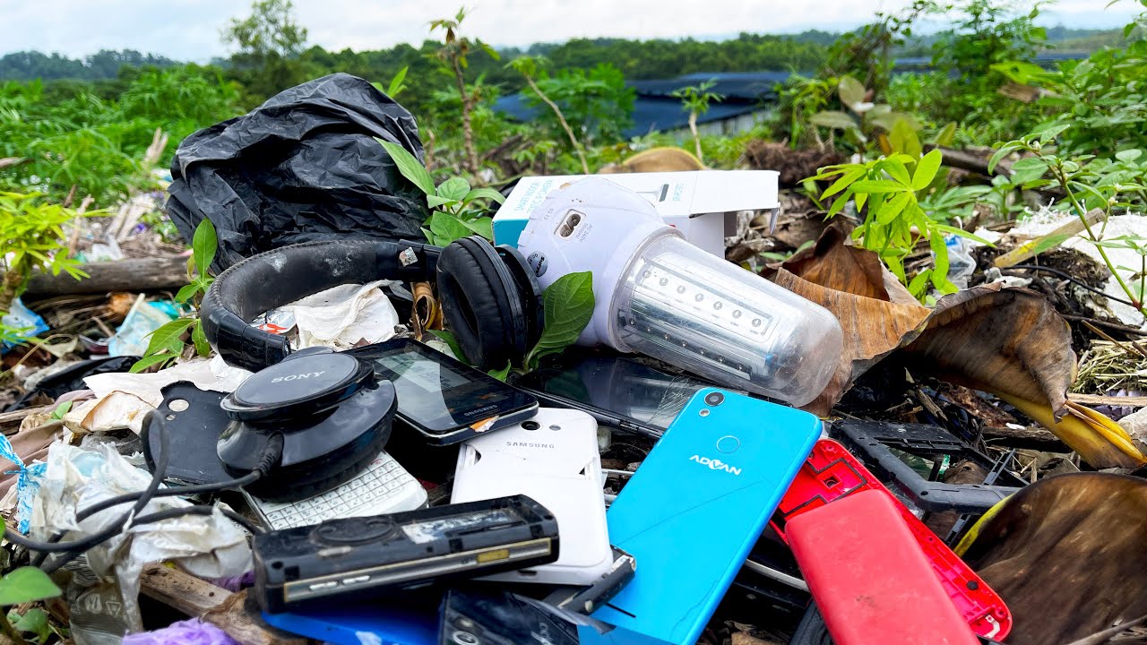 Ищем подержанный сотовый телефон на свалке || Реставрация старого телефона