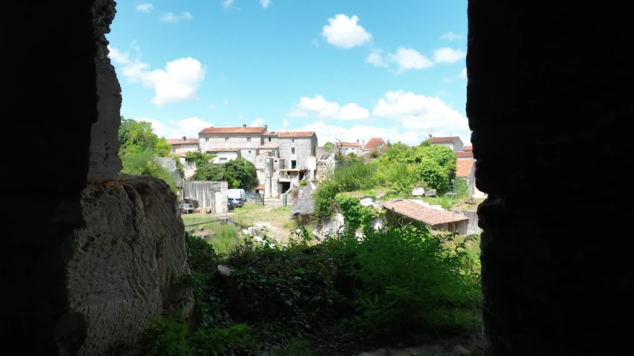 Un jour un village : Saint-Même-les-Carrières en Charente