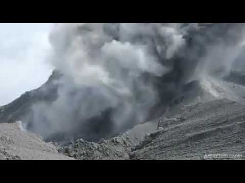 suara Gemuruh di kawah gunung semeru 1/1/2023
