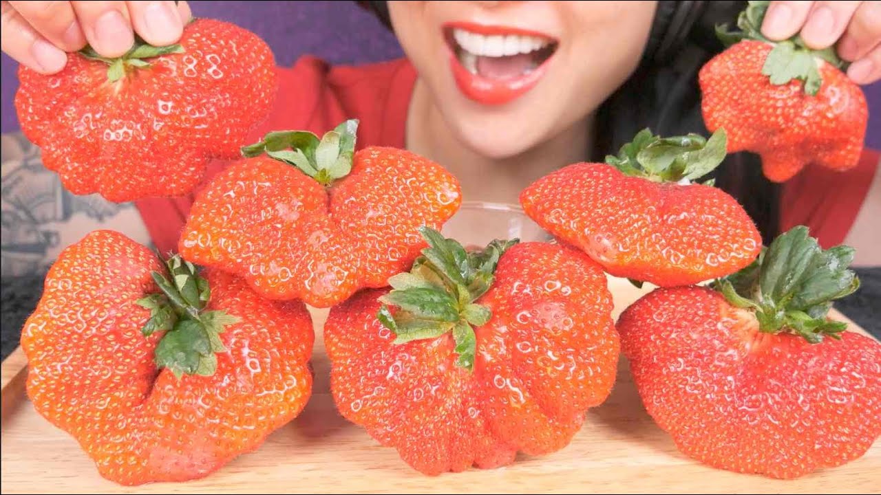 GIANT STRAWBERRIES CHOCOLATE SAUCE (ASMR EATING SOUNDS) NO TALKING | SAS-ASMR