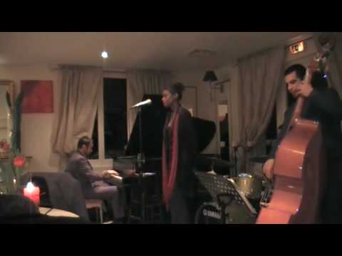 East of the sun, Chanteuse de jazz Denia Ridley av...