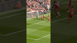 How did Alisson keep that out? 🧤