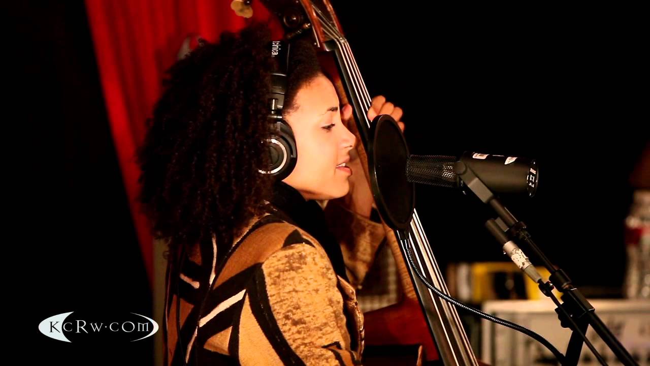 Guarda Esperanza Spalding performing "Smile Like That" on KCRW su YouTube