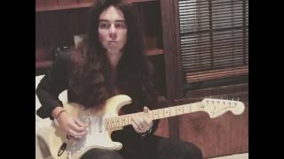 Yngwie Malmsteen jamming unplugged