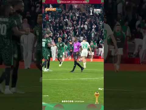 شاهد حكم مباراة الجزائر ونيجيريا كيف رفض مصافحة اللاعب الجزائري وصافح لاعبي منتخب نيجيريا