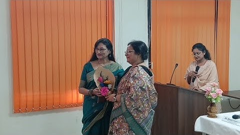 Welcoming of MINATI CHAKLANAVIS by Dr MANISHA PRAKASH HOD, SJMC AKU, Patna during ADIRA AI Workshop 