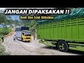 Truck Coltdisel Muatan Berat Terpaksa Ditarik Di Tanjakan Batu Jomba Agar Bisa Lolos