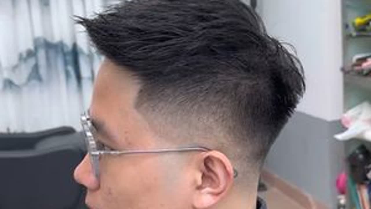 如果你是真的想学剪头发，对对照着这些步骤慢慢地看慢地学要领悟要举一反三去操作去发挥！这时间可能会有点小漫长，一定能学得成！学习的快慢，一定是看自己领悟能力！如果想要快速学会，那你看一下哪个师傅值得你