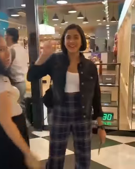 Heboh!!! Ari hongout bareng 2 wanita cantik