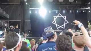 Damon Albarn of the Gorillaz "Feel Good, Inc" w/ De La Soul @ Bonnaroo 2014