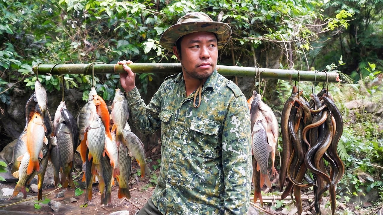 I Built a Bushcraft Survival House on a Giant Fallen Tree Trunk