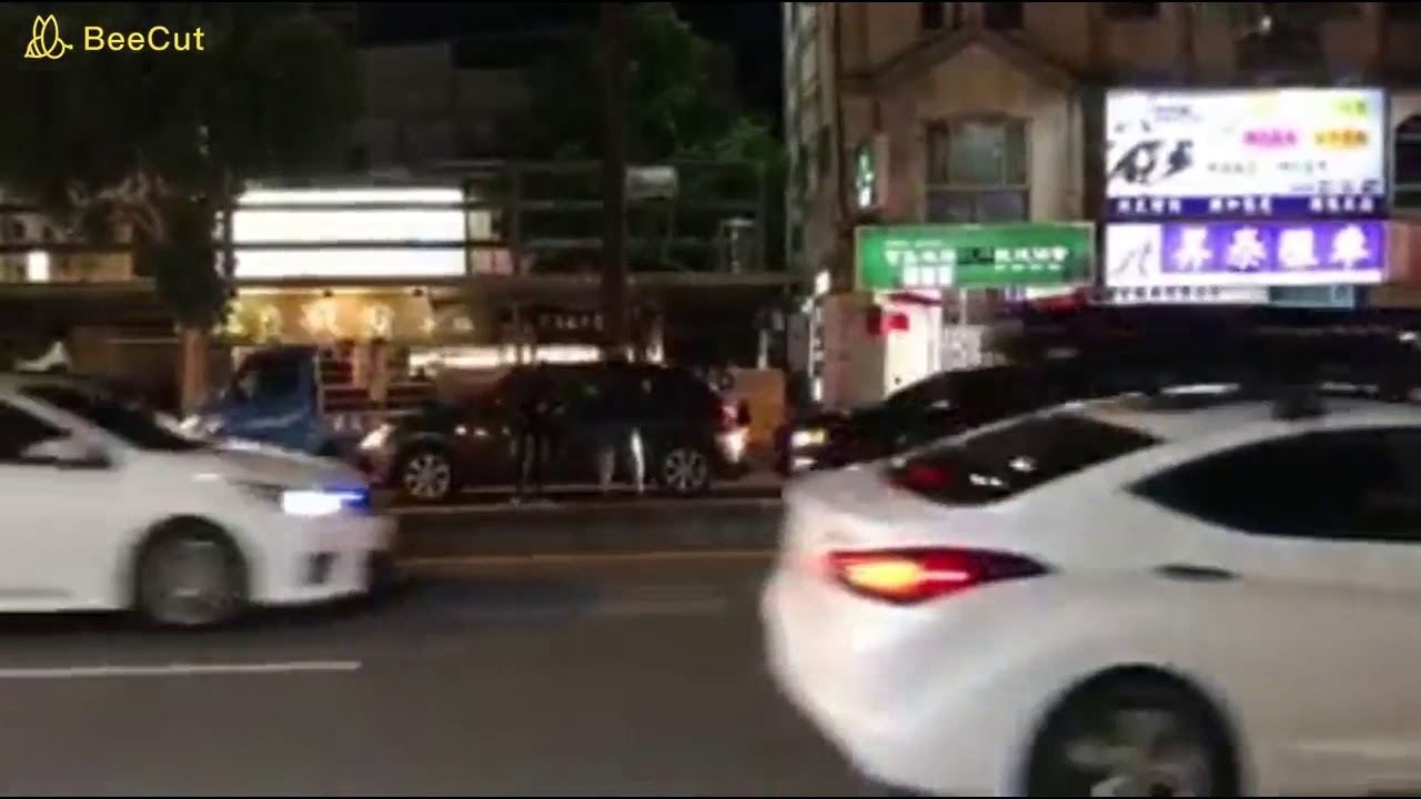 【有片】超火大!不爽被按喇叭 男子駕車衝撞前車 YouTube player