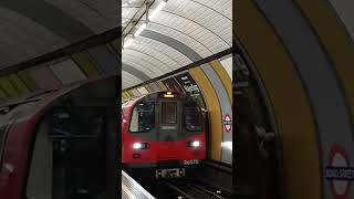 Jubilee line arives Bond Street