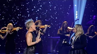 Kelly Clarkson and P!nk perform "Just Give me a Reason" at iHeartAwards2023 Kelly Clarkson and P!nk perform "Just Give me a Reason" at iHeartAwards2023
