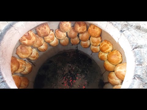 Ochiq mushuk suratining yaqindan korinishi Yalangoch qizni bogichda yurish