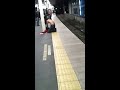 電車を止めるキチガイ 菊名駅にて 電車を止めるキチガイ 菊名駅にて