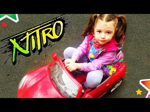 Настя катается на Красной Машине 🚗 на Детской Площадке Веселимся под детскую песенку