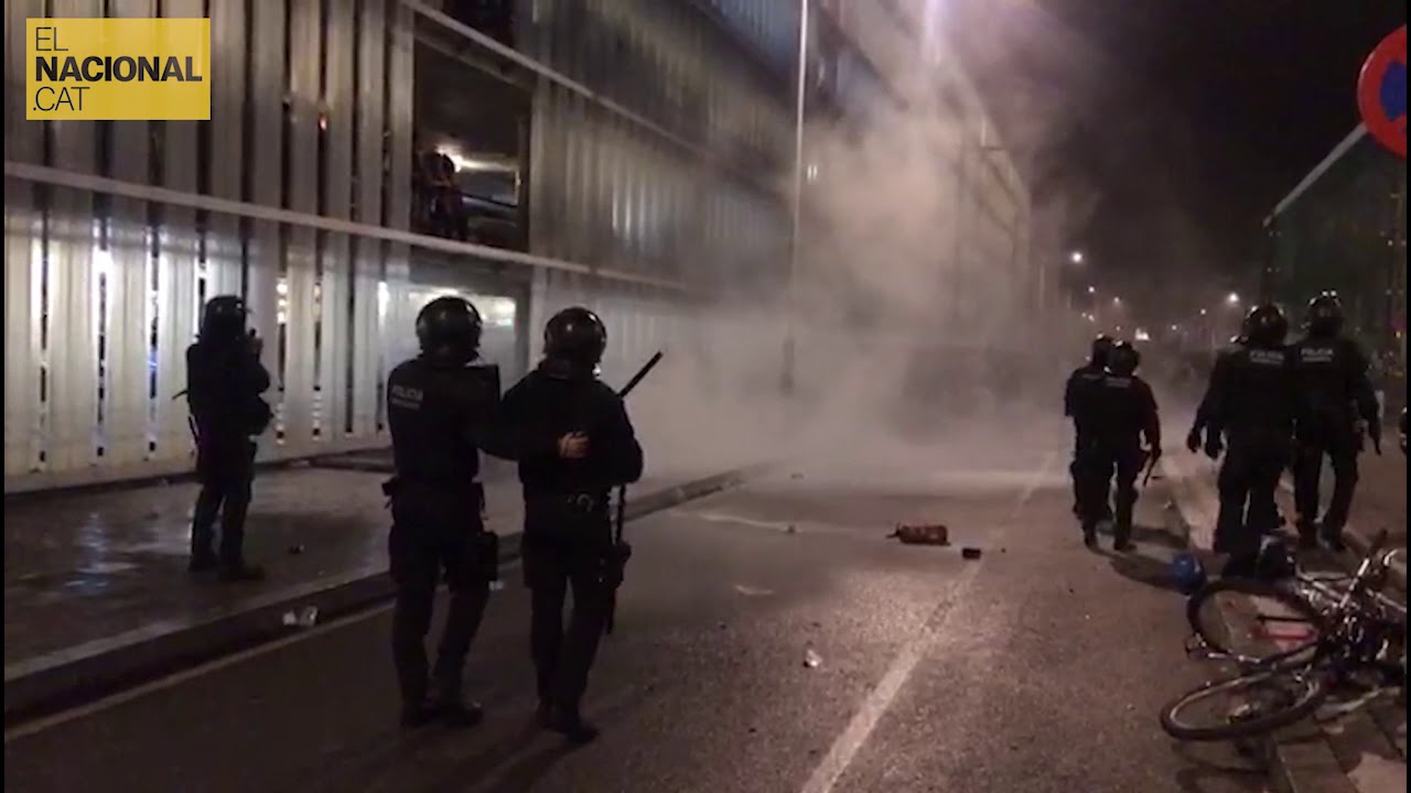 santi vila el nacional Manifestants llancen pedres i objestes als mossos