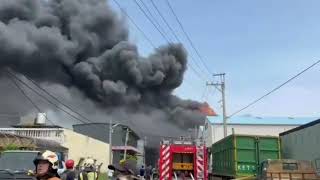 桃園工廠大火竄黑煙  現場存放油品搶救中