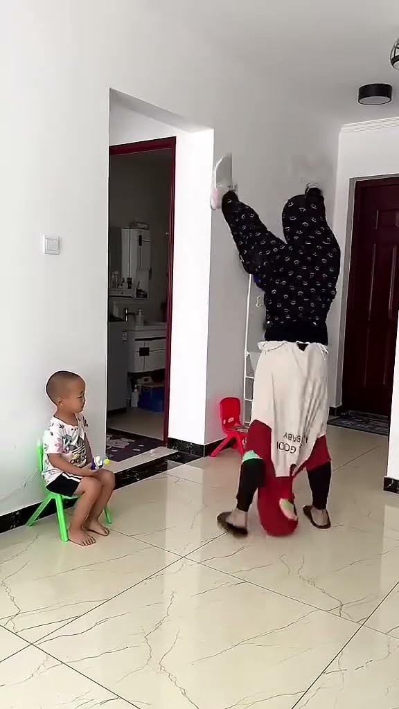 给儿子表演个才艺逗逗他#Cute baby#Cute#呆萌小米宝#聪明宝宝#萌娃