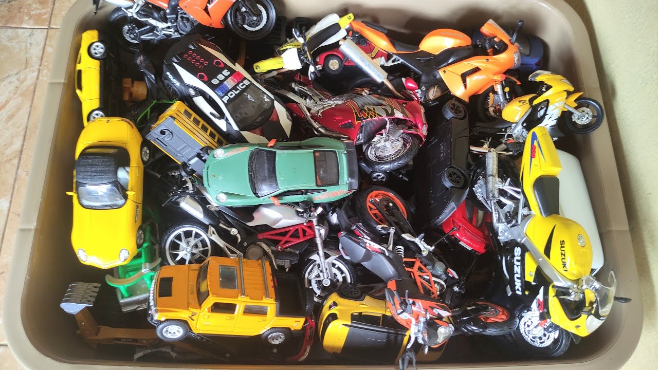 Box Full Of Diecast Cars 1/32 And Motorcycles 1/12 1/18 Welly, Kinsmart, Maisto,  Newray, Bburago