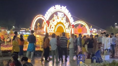 Hiện quảng trường Festival Hoa Kiểng Sa Đéc rất đông khách thăm quan