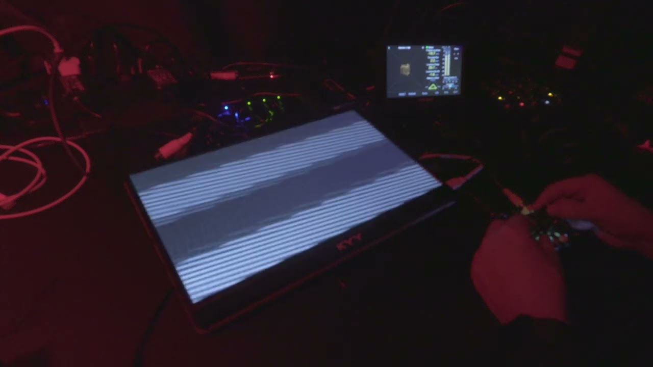 ビデオシンセサイザー Oscillatoscope1d Gijs 絵と音の世界に引き込まれる強力なビデオ・シンセサイザー、「ハイス Gieskes 鍵盤楽器