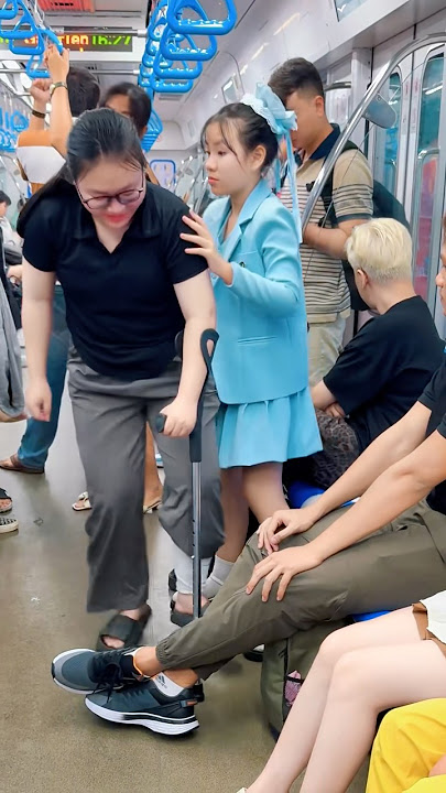 Evening kindness that soothed tired hearts 🌟🚇 [TRUC AN TV] #trucantv #kindness #warmth #subway