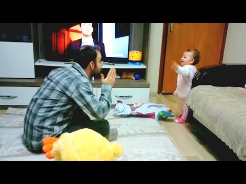 Babasıyla kavga eden bebek