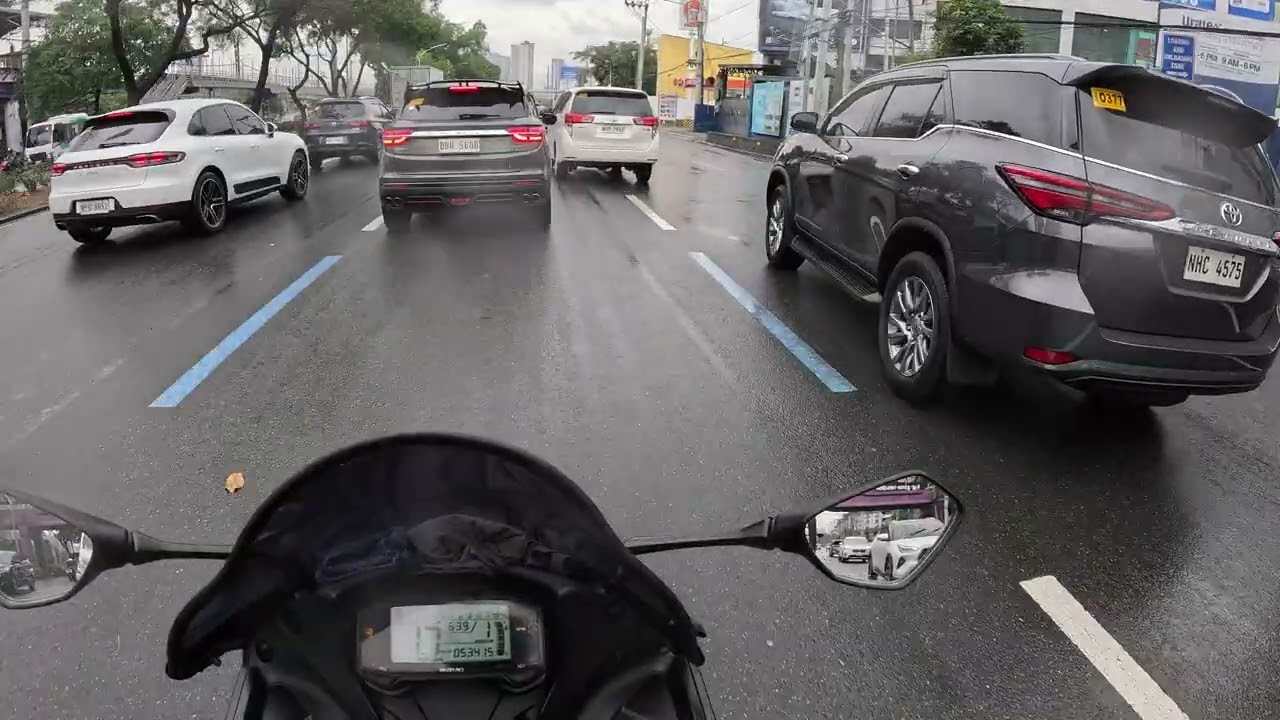 Guys for another video guys idol pauwe na ako guys idol traffic sa Eastwood kaya pinotol ko ung Vlog