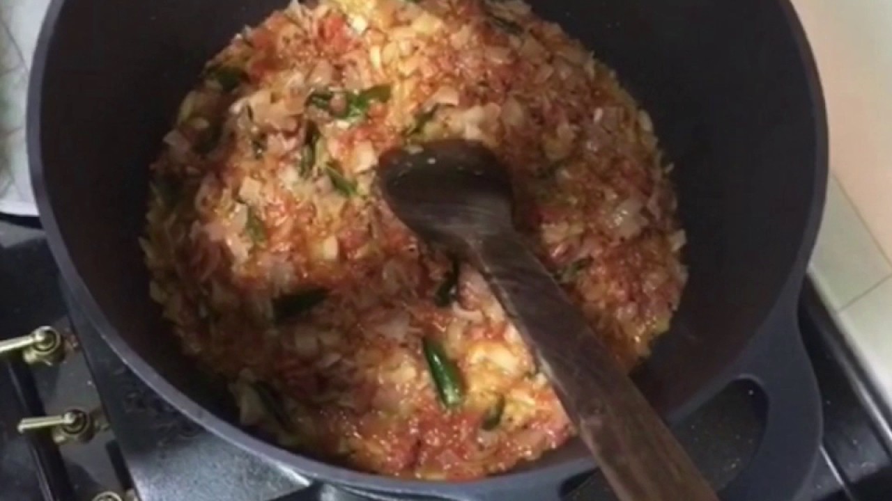 مجبوس ربيان - شيف أمينة تدرب ابنتها سارة