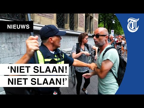 Demonstranten gaan los op agenten in Den Haag