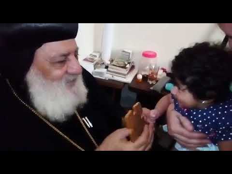سيدنا للأطفال إحنا صحاب أمورة ربنا يبارك شايفة مين انتي بتبصيله الأنبا بطرس أسقف شبين القناطر